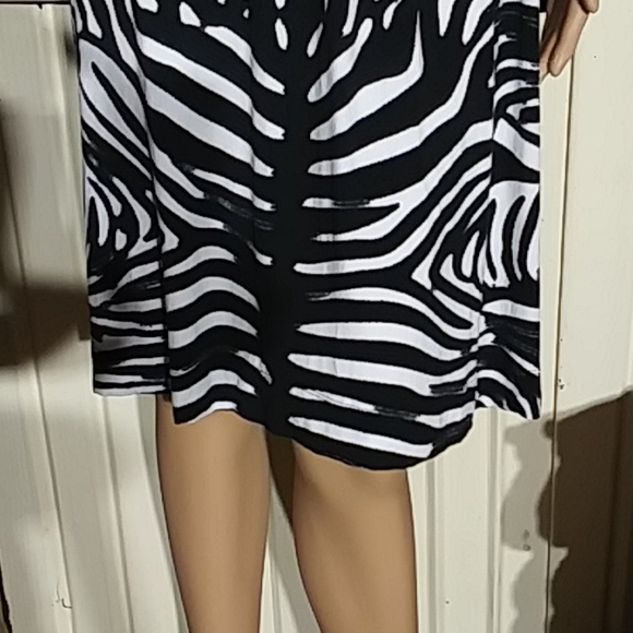 A.n.a black and white lightweight summer dress - Picture 3 of 8